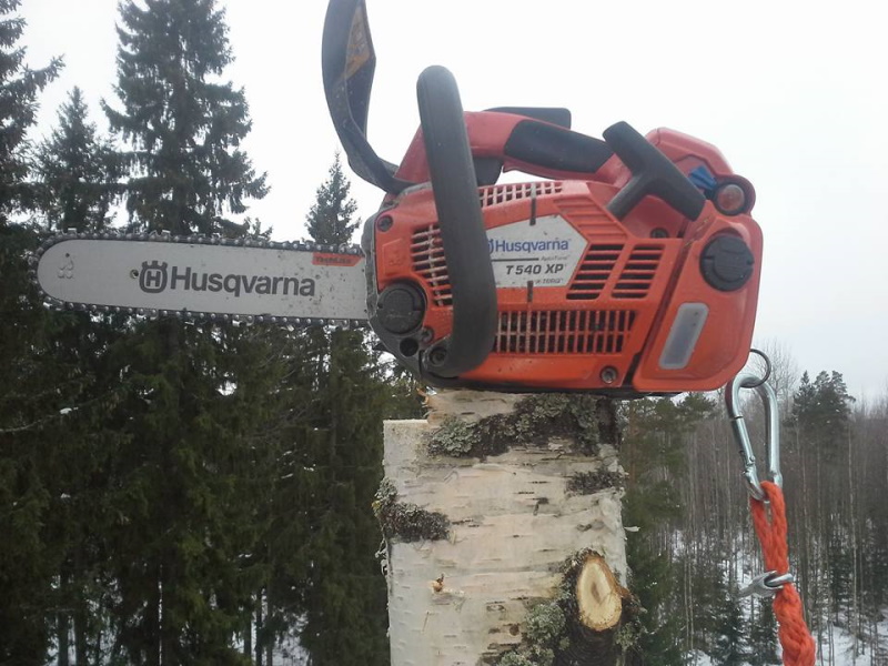 kalusto_husqvarna_T540XP_puun_nokassa_ilmassa