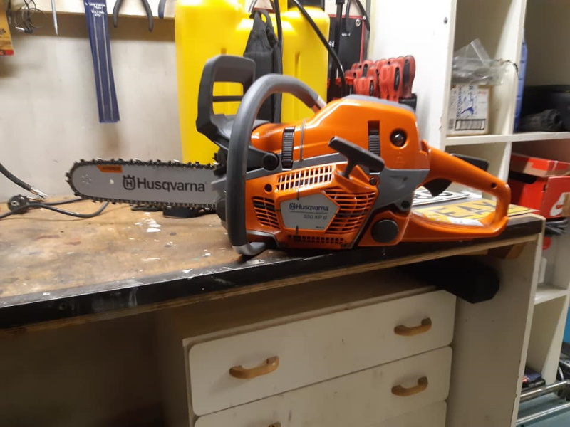 kalusto_husqvarna_huoltopöydällä