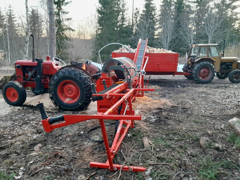 kalusto_traktorit_perävaunu_ja_hakkipilke