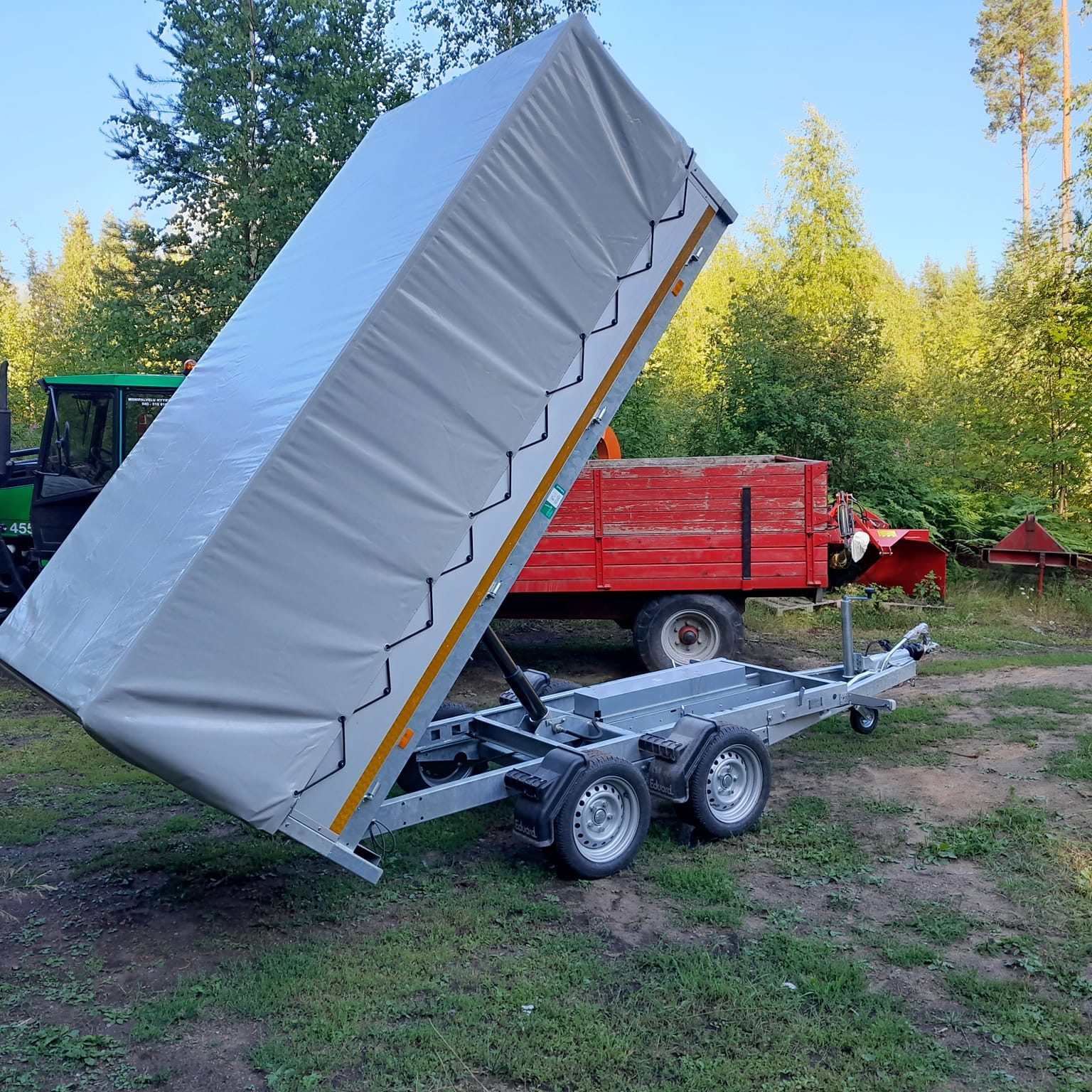 Polttopuun kuljetukseen uutta kalustoa, 5 mottia kulkee tällä kärryllä kuormassa ja purku hoituu kätevästi kippaamalla.😃