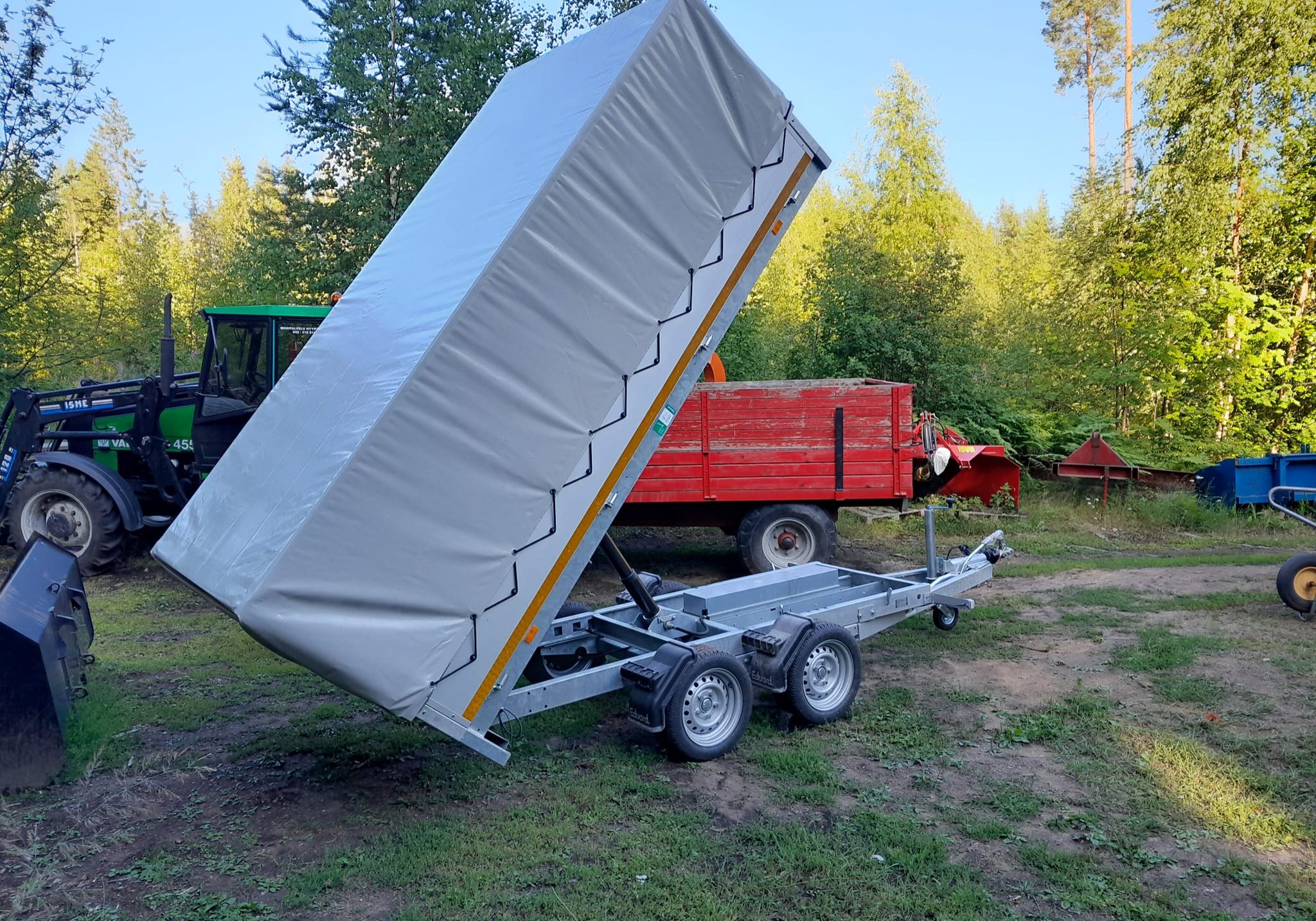 Polttopuun kuljetukseen uutta kalustoa, 5 mottia kulkee tällä kärryllä kuormassa ja purku hoituu kätevästi kippaamalla.😃